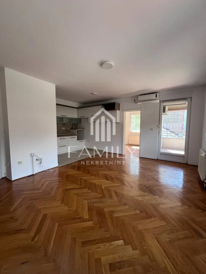Četvorosoban stan, 83 m², Bulevar Oslobođenja, Novi Sad, 1. sprat