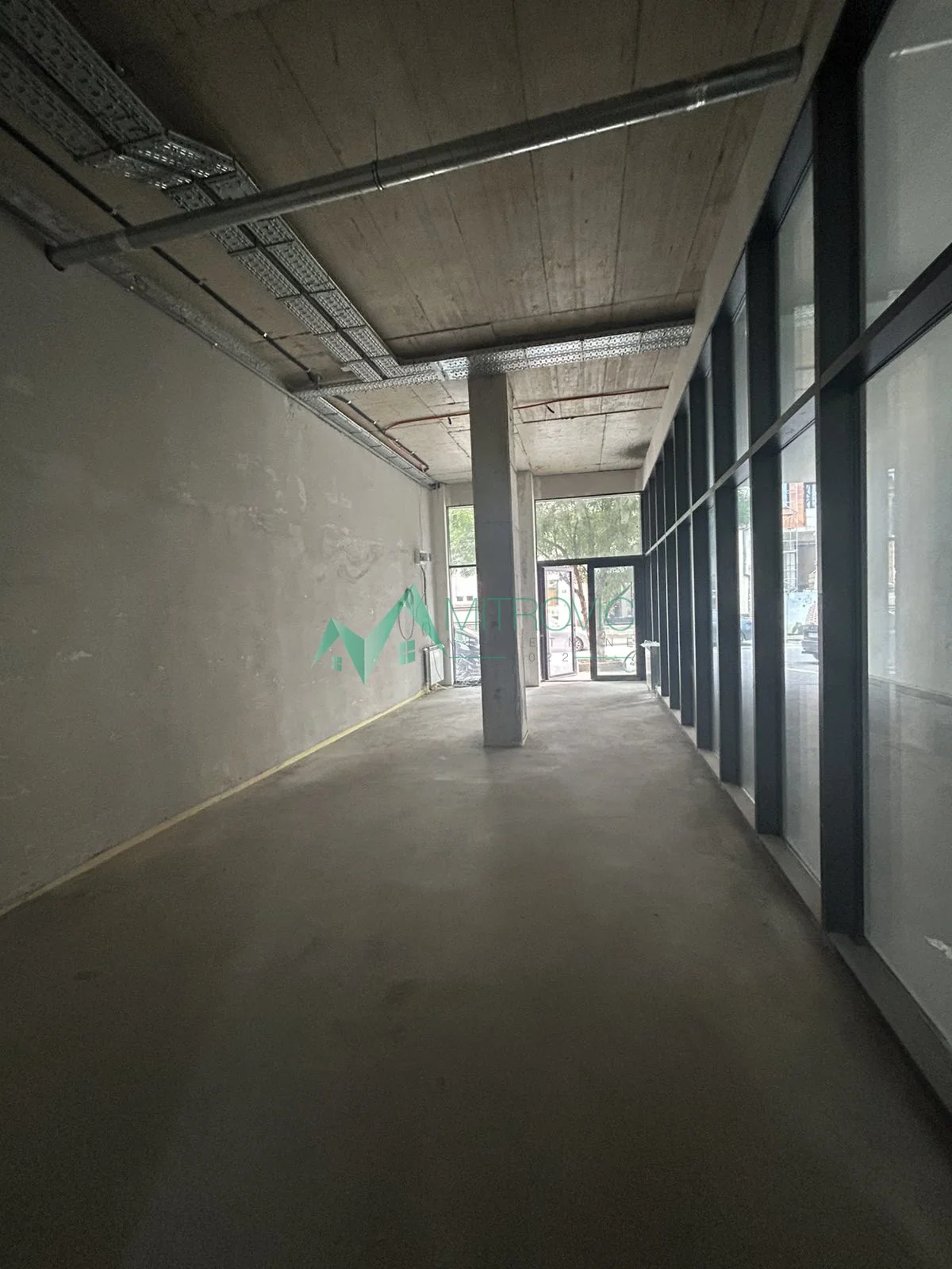 Izdaje se nov ulični lokal u novoj lux zgradi u Pap Pavla (šifra oglasa 9102264)
