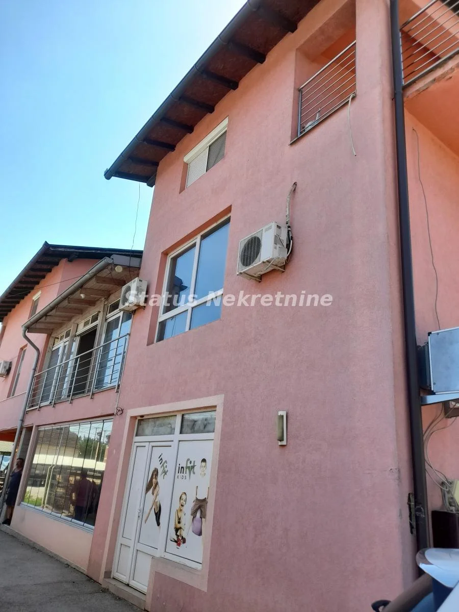 Poslovno-stambeni višenamenski prostor sa više objekata i bazenom u centru Temerina