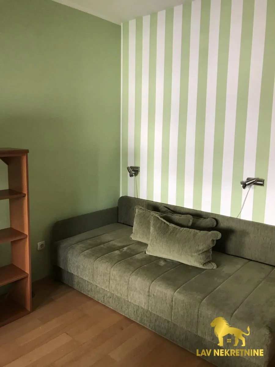 Radnicka, blizu Spensa.Kontakt:&nbsp;062 7445 42 (iskljucivo putem poruke poslati link ili agencijsku sifru na Viber/Wha