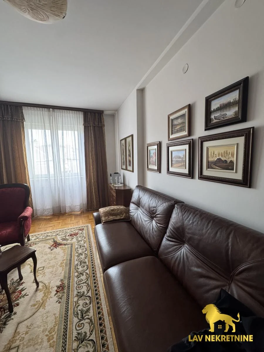 Izdaje se prelep dvosoban stan u Kisačkoj ulici. Kompletno opremljen. Useljiv od 15.08. NIJE PET FRIENDLY.Kontakt:&nbsp