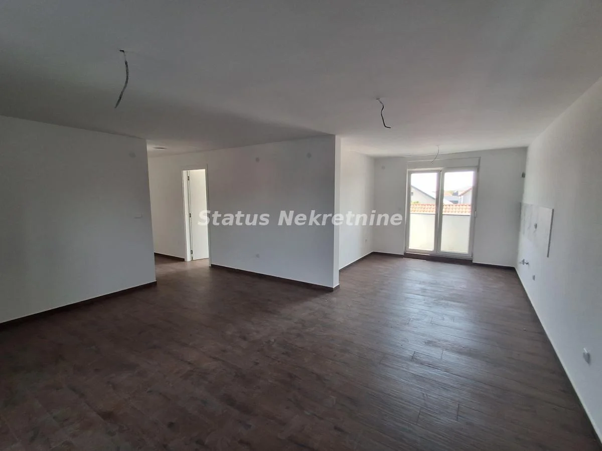 Veternik-Prazan Veliki Petosoban stan 150 m2 na Drugom Spratu-Pogodno za Kancelarije-Zakupnina 900e - 065 385 8880