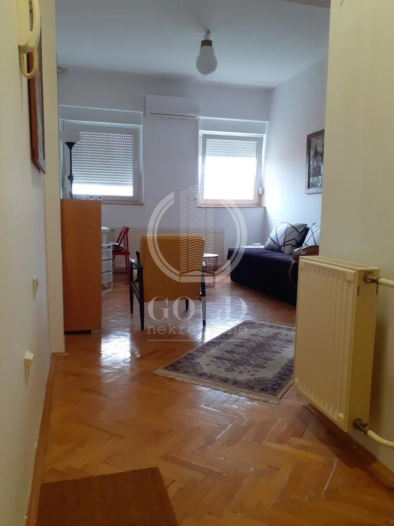 Izdajemo stan u pešačkoj zoni, ključ u kancelariji ID#12459