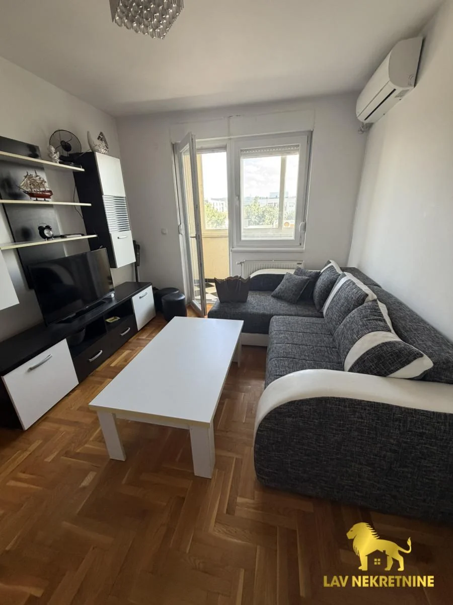 Izdaje se lep jednoiposoban stan na Bulevaru Patrijarha Pavla, 36m2 plus terasa. Od 01.07. Useljiv, potpuno opremljen no