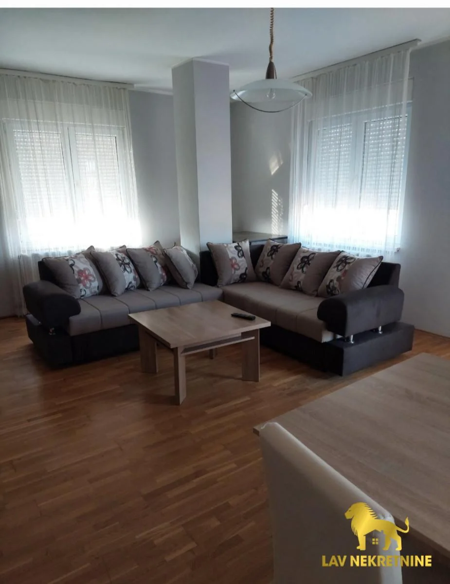 Prodaje se trosoban stan na Novoj Detelinari, u ulici Janka Čmelika na Novoj Detelinari u blizini Sajma, Bulevara 
Evr