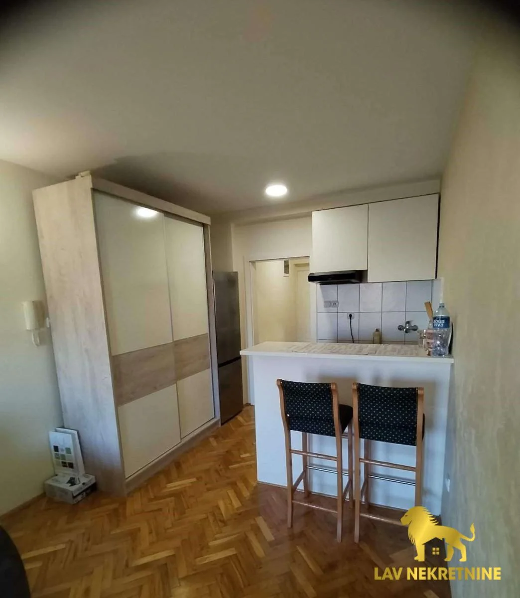 Gunduliceva. Kolektivni parking u dvoristu zgrade. Treci sprat bez lifta.Kontakt:&nbsp;062 7445 42 (iskljucivo putem por
