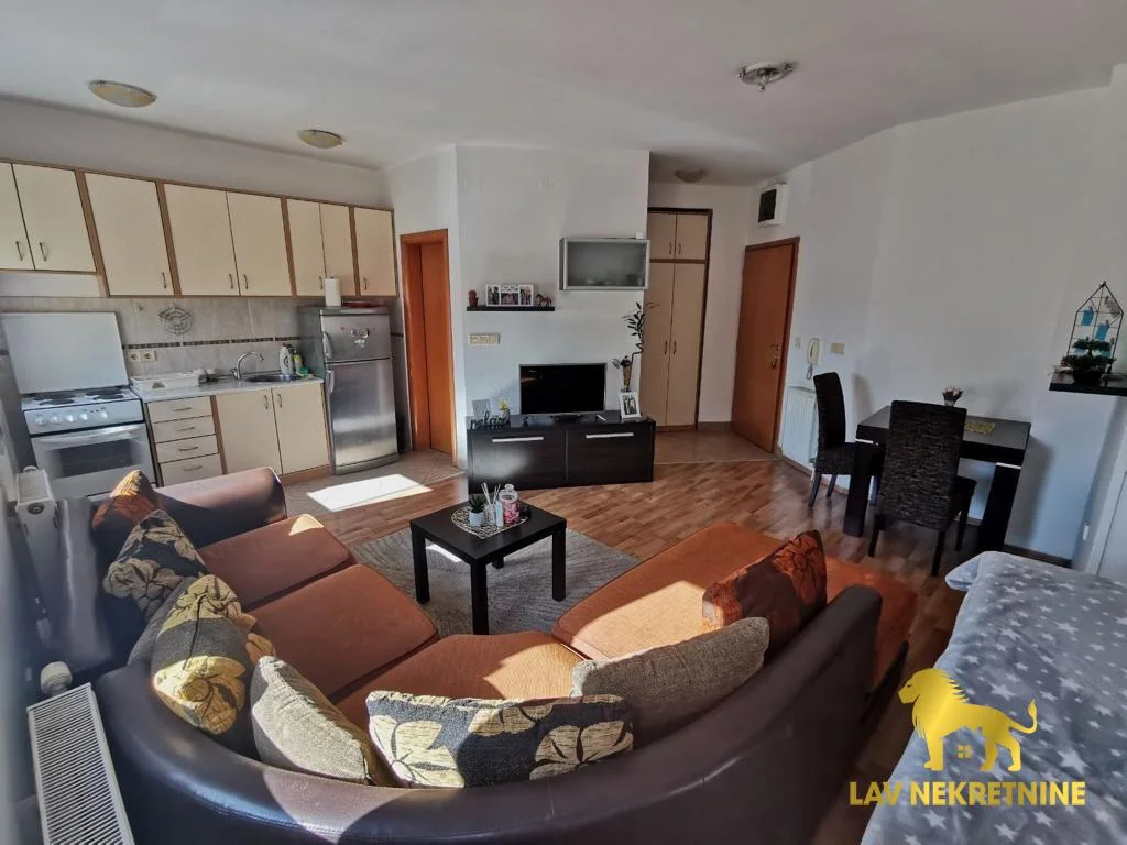 Laze Kostica, Dalton zgrada. Useljiv od 06.08.Kontakt:&nbsp;062 7445 42 (iskljucivo putem poruke poslati link ili agenci