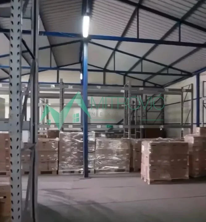 Poslovni prostor od 2.756 m2, blizina autoputa ,industrijska struja,gas,voda,internet. 