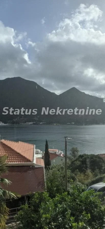 Boka Kotorska-Bijela-kuća 75 m2 sa 2 stana u blizini Mora-065/385 8880