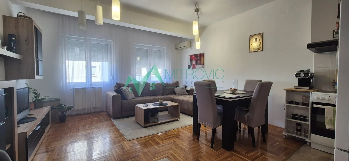 Novi Sad, Bulevar Evrope - Garonjera 30m2 sa sopstvenim parkin mestom