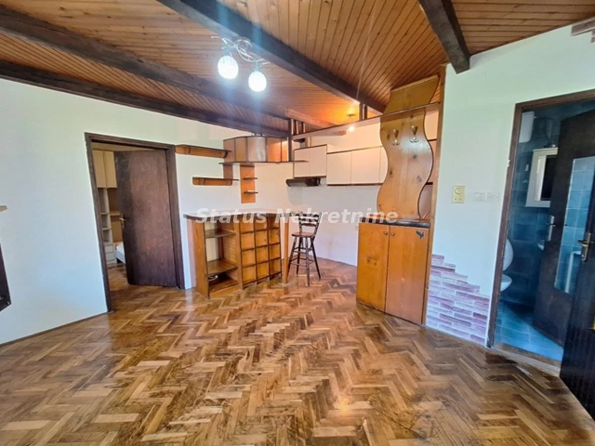 DVORIŠNI DELIMIČNO NAMEŠTEN JEDNOIPOSOBAN STAN 33M2 KLISA 180EU