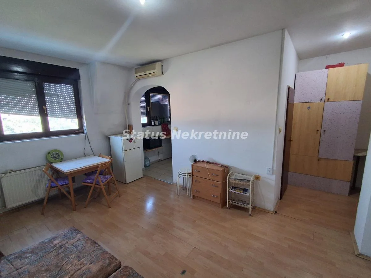 Bulevar-Uknjižena Garsonjera 25 m2 na Petom Spratu kod Železničke Stanice-065/385 8880