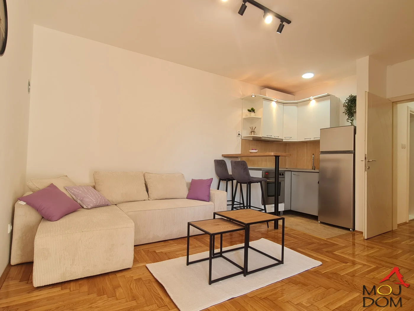 NOVO RENOVIRAN JEDNOIPOSOBAN STAN NADOMAK BETANIJE I BULEVARA OSLOBOĐENJA – ODLIČNA INVESTICIJA!

Na prodaju potpuno renoviran i kompletno namešten jednoiposoban stan od 36 m², smešten na prvom spratu zgrade sa liftom, na atraktivnoj lokaciji 