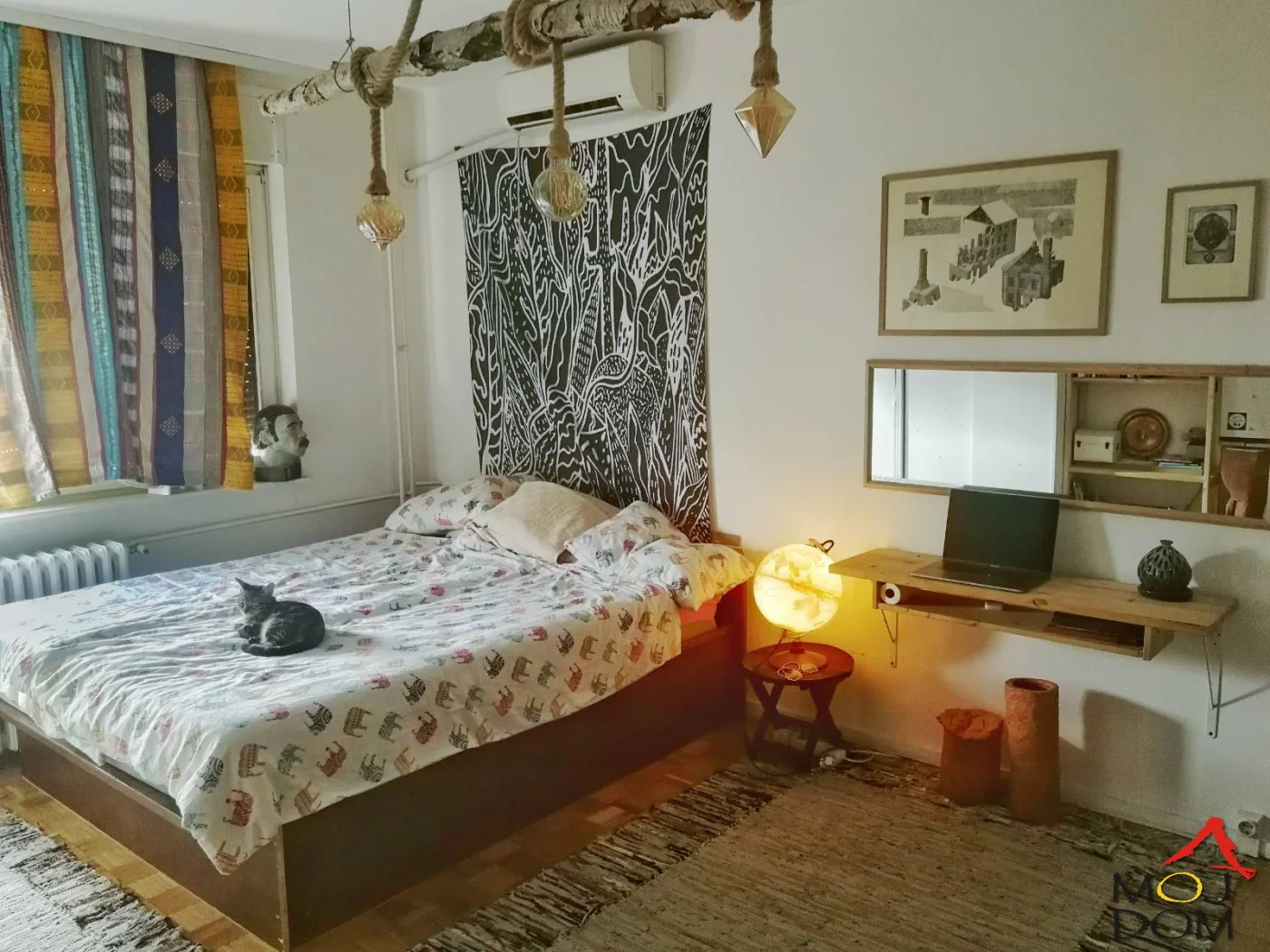 Na prodaju funkcionalan trosoban stan površine 64 m² na jednoj od najtraženijih lokacija u Novom Sadu, u neposrednoj blizini Novosadskog sajma.

Stan se nalazi na šestom spratu kvalitetne stambene zgrade sa ukupno osam spratova i odlikuje se odli