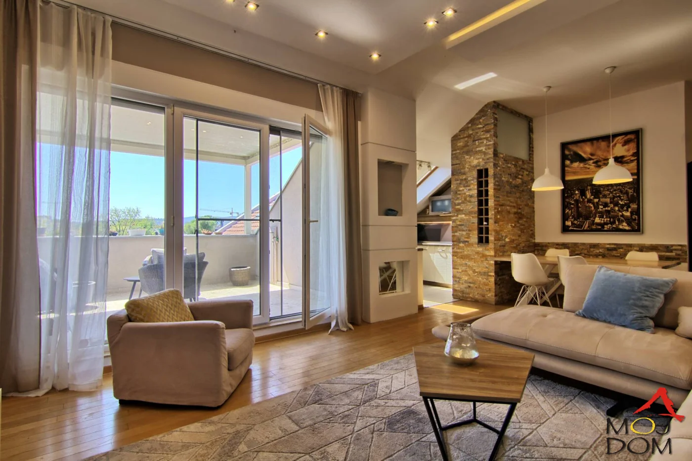 LUKSUZNI PENTHOUSE NA ATRAKTIVNOJ LOKACIJI – 104 m², 3 SPAVAĆE SOBE, VELIKA TERASA I POGLED NA FRUŠKU GORU

Na prodaju je ekskluzivan penthouse površine 104 m², smešten na poslednjem, 3. spratu moderne zgrade iz 2015. godine, na atraktivnoj l