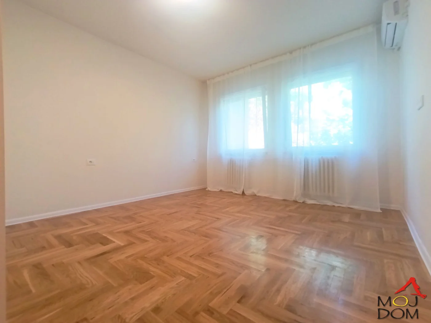 

Prodaje se kompletno renoviran i moderno opremljen stan od 40 m² na odličnoj lokaciji na Novoj Detelinari, u neposrednoj blizini Novosadskog sajma. Idealan je kako za udoban život bez dodatnih ulaganja, tako i kao sigurna investicija za i