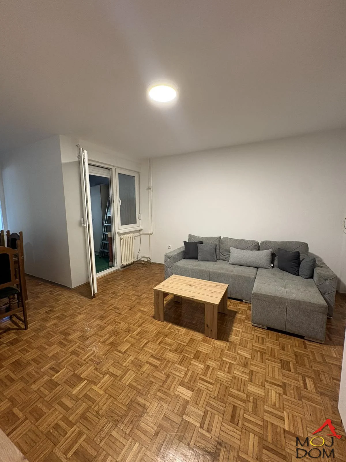 Liman 4 prodaje se uknjižen dvosoban stan površine 50 m², sa oko 25 m² privatne terase i bašte, koje pripadaju isključivo ovom stanu.

Dvorišno je orijentisan, što garantuje mir i privatnost, a terasa i uređena bašta pružaju idealan prosto