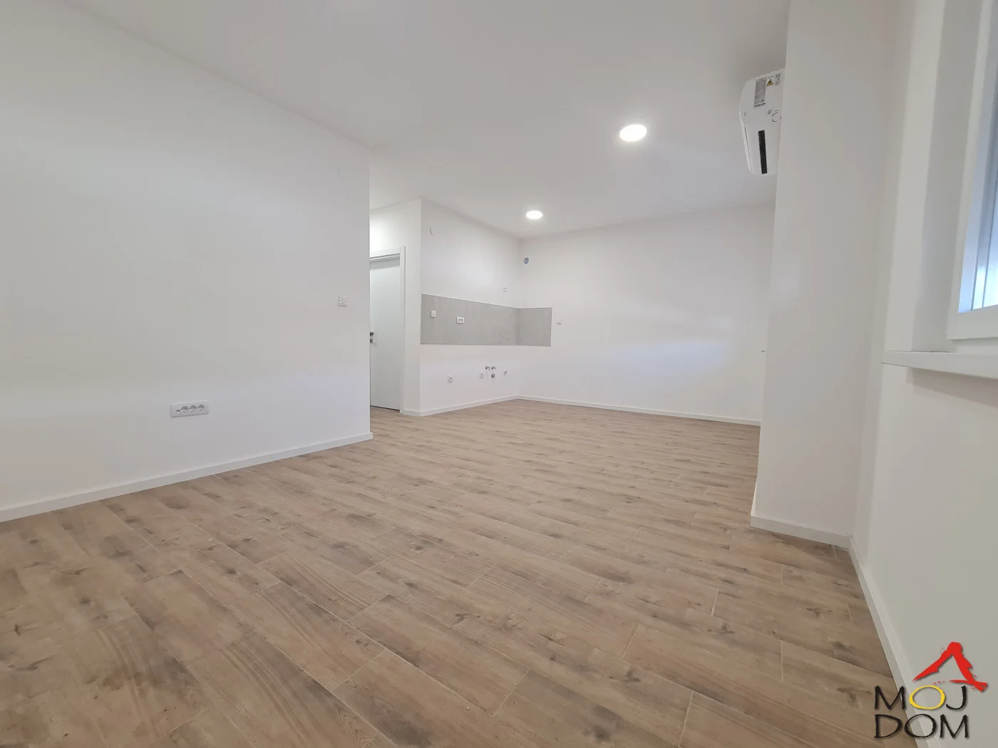 ODLIČNA PRILIKA – NOVA GARSONJERA SA PARKING MESTOM NA VIDOVDANSKOM NASELJU

Na prodaju potpuno nova, neuseljavana  garsonjera površine 26m², smeštena u kvalitetnoj novogradnji na mirnoj i lepo uređenoj lokaciji na Vidovdanskom naselju u Novom
