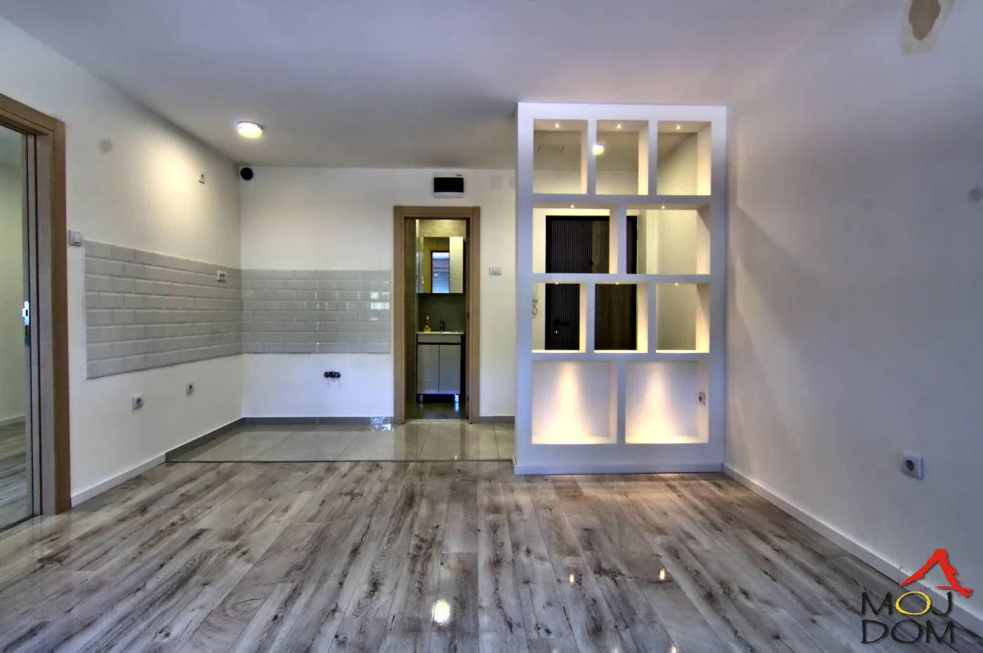 Na prodaju je kompletno renoviran dvosoban stan površine 39 m², smešten na prvom spratu stambene zgrade na Limanu 2, jednoj od najtraženijih lokacija u Novom Sadu.

Stan je izuzetno svetao, funkcionalan i pažljivo renoviran, bez potrebe za dodat