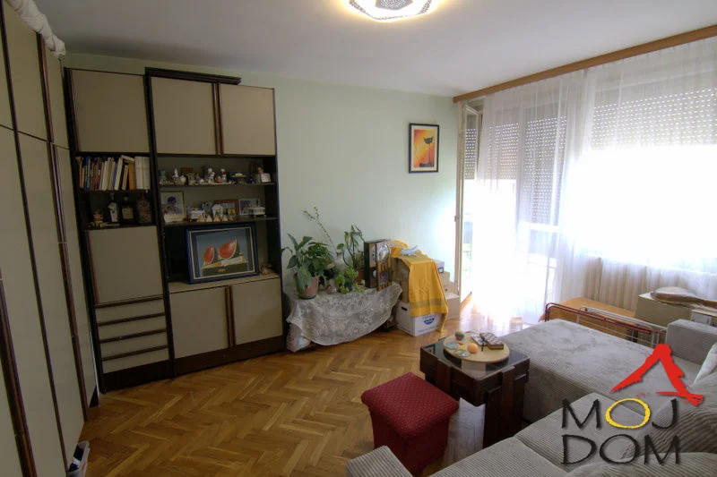 Na prodaju trosoban stan površine 70 m² na odličnoj lokaciji kod Železničke stanice u Novom Sadu, na Bulevaru kralja Petra I.

Stan se nalazi na 7. spratu stambene zgrade sa liftom i predstavlja odličnu priliku za kupce koji žele da nekretninu