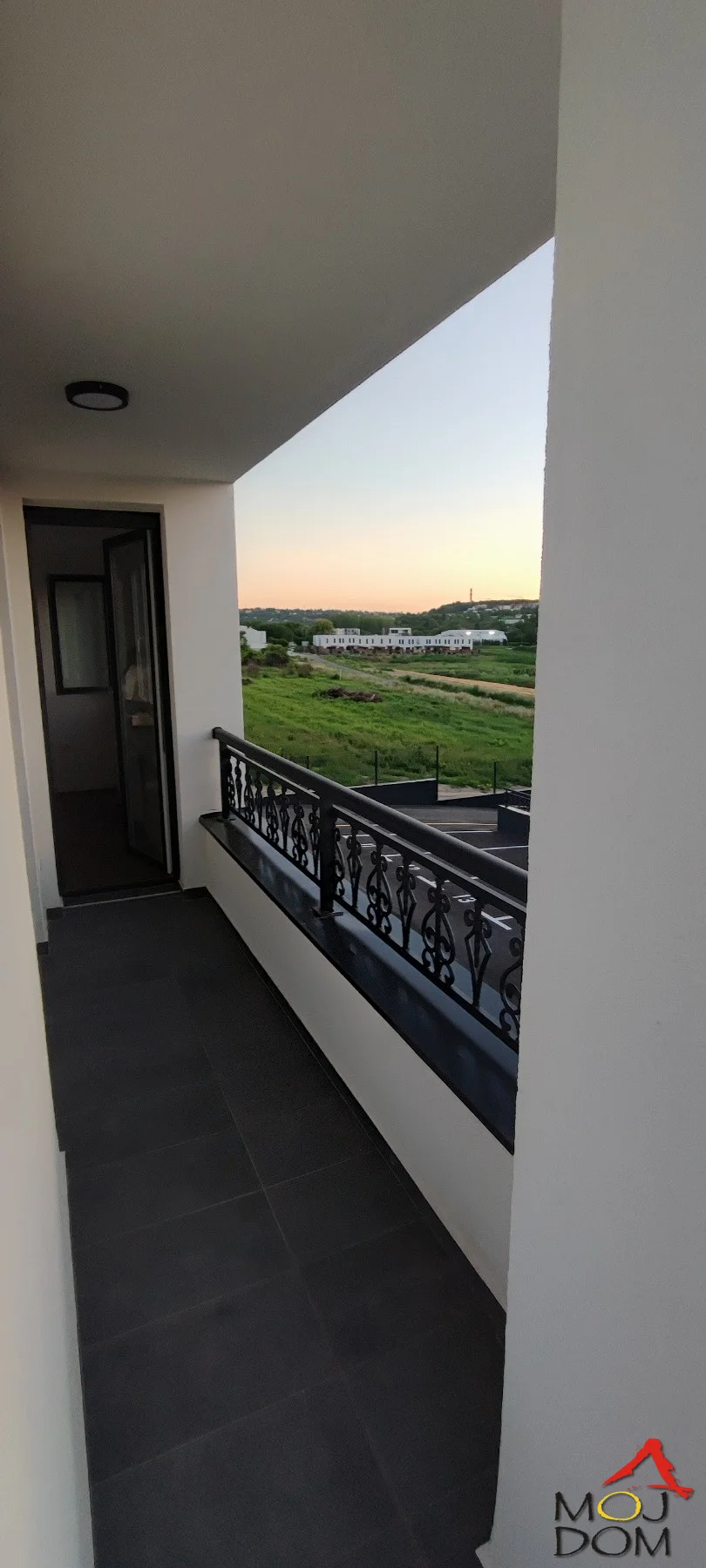 Prodaje se odličan porodičan stan površine 79m² u novoj stambenoj zgradi na Alibegovcu, izgrađenoj početkom ove godine. Stan je moderno projektovan i funkcionalnog rasporeda, a sastoji se od prostranog dnevnog boravka sa kuhinjom i trpezarijom,