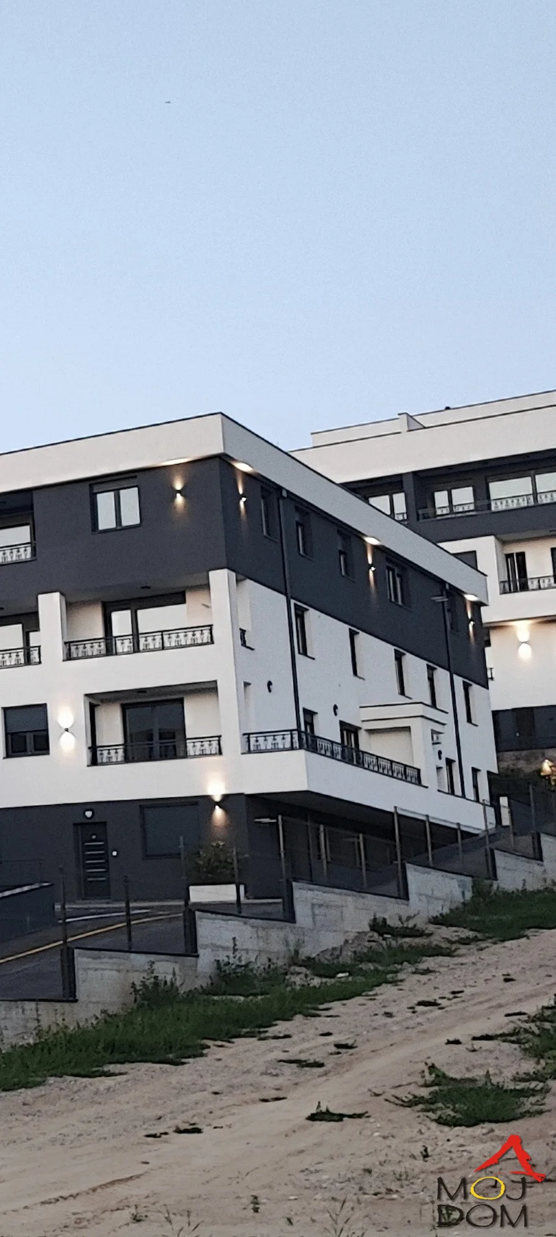 Prodaje se odličan porodičan stan površine 82m² u novoj stambenoj zgradi na Alibegovcu, izgrađenoj početkom ove godine. Stan je funkcionalnog rasporeda i sastoji se od prostranog dnevnog boravka sa kuhinjom i trpezarijom, tri spavaće sobe, kup