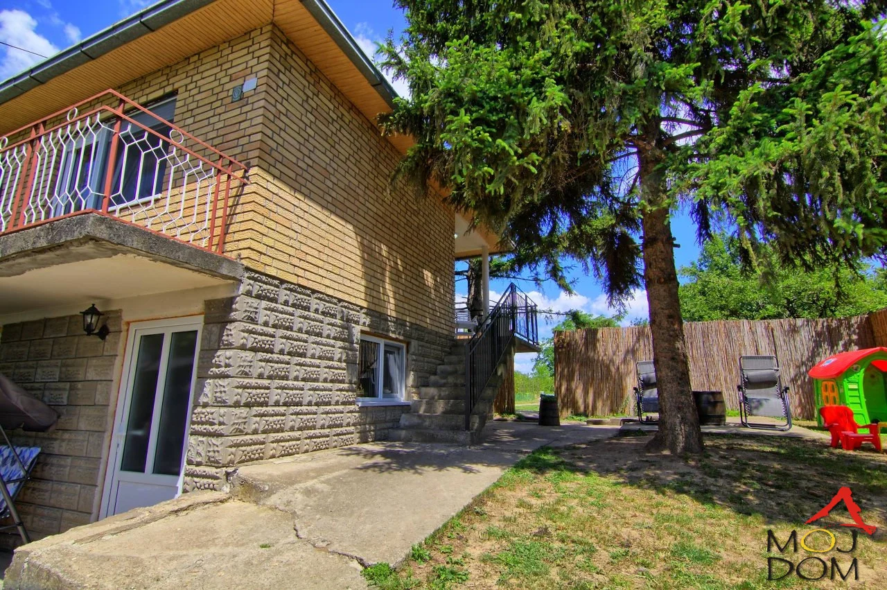 Površina kuće u osnovi je 43 m2 a ukupna površina placa je 620 m2 koji ima izlaz na dva puta. Prizemlje objekta se sastoji iz dnevnog boravka, odvojene trpezarije, odvojene kuhinje, ostave, kao i jedanog toaleta. Na spratu su dve spavaće sobe i k