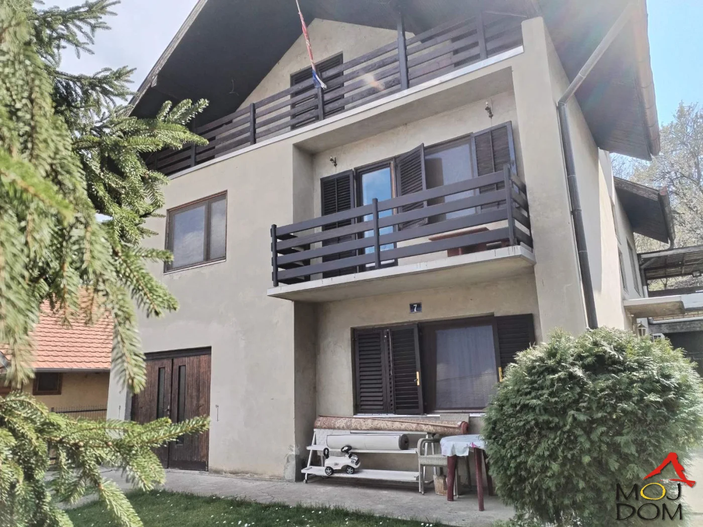 Na prodaju prostrana i kvalitetno građena porodična kuća u Beočinu, ukupne površine 148 m², smeštena na placu od 6 ari, u mirnom delu naselja gde preovladavaju tišina, zelenilo i prijatno porodično okruženje. Ova nekretnina predstavlja odli