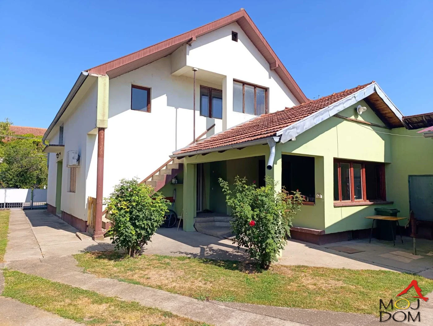 

Na prodaju kvalitetna spratna porodična kuća površine 155m² u gabaritu, smeštena u jednoj od najlepših i najmirnijih ulica u Kaću. Kuća se nalazi u slepoj ulici okruženoj urednim porodičnim kućama, što budućim vlasnicima pruža 