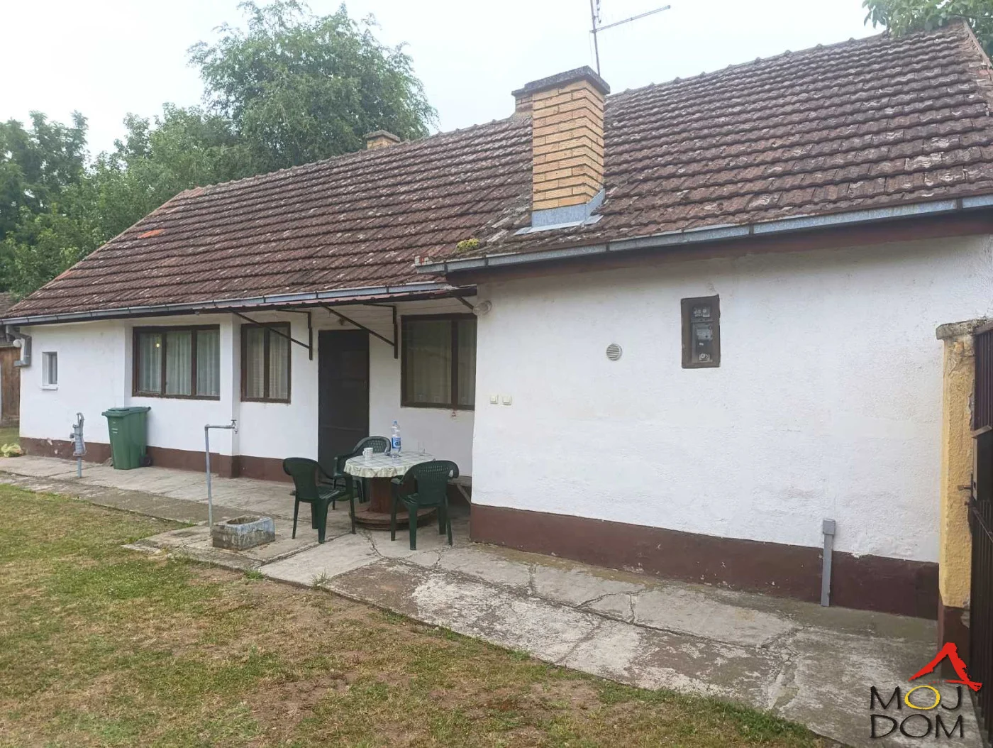 

Na prodaju kuća stare gradnje u Žablju, površine 80m², smeštena na lepo uređenom placu od 12 ari. Ova nekretnina predstavlja odličnu priliku za miran porodični život ili vikendicu, uz prostrano dvorište i bogat voćnjak.

Kuća je 