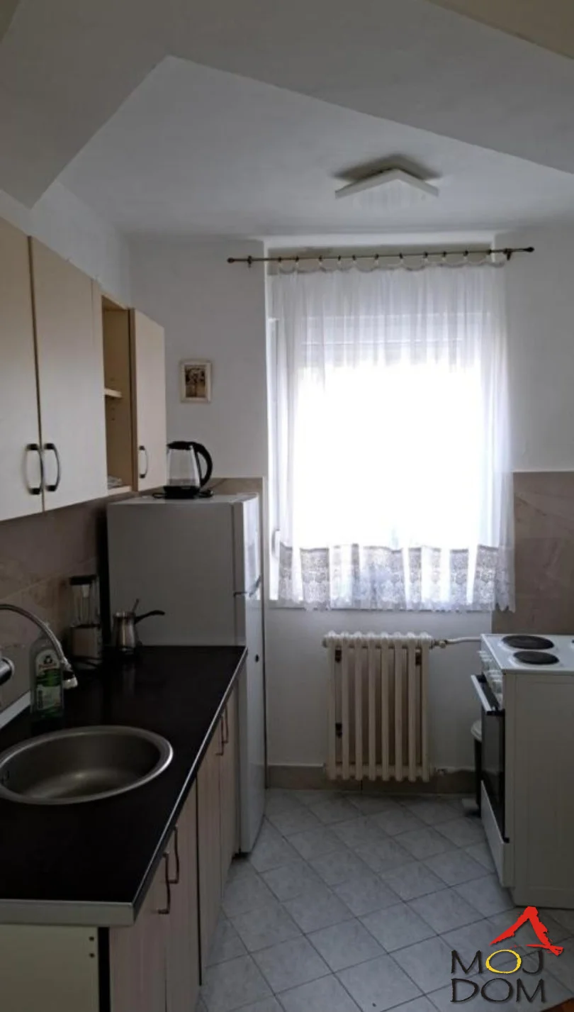 Odlična garsonjera nadomak Bulevara oslobođenja i centra Novog Sada!

Izdaje se kompletno opremljena i funkcionalna garsonjera površine 36 m², smeštena na prvom spratu, na odličnoj lokaciji u blizini Bulevara oslobođenja i centra grada. Stan j