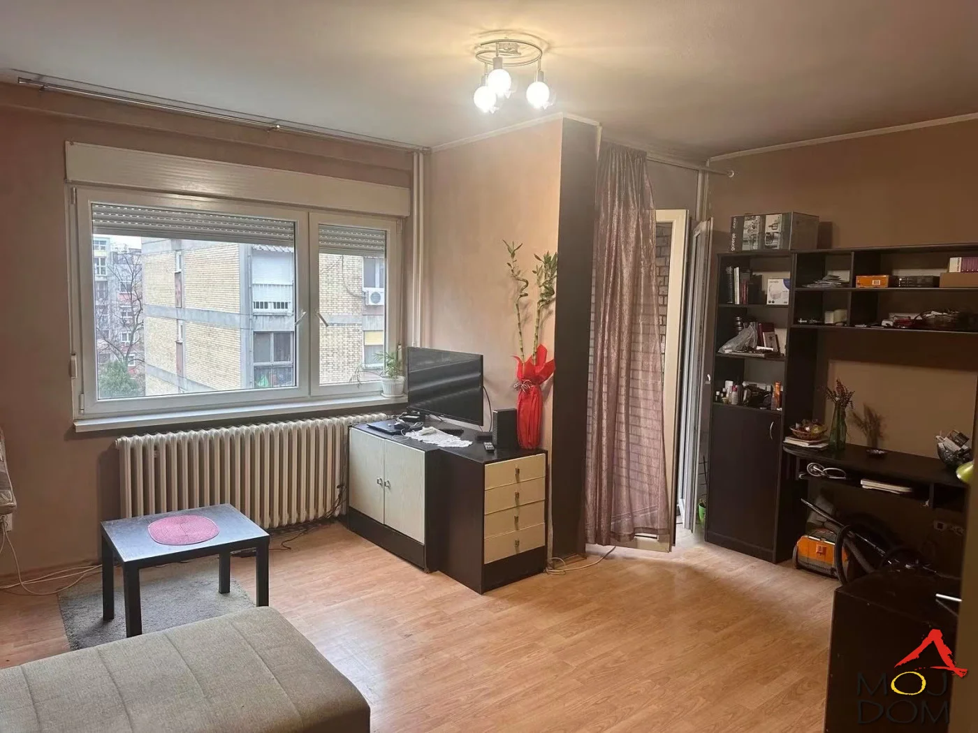 Izdaje se namešten jednosoban stan 38m² – Bantići, Novi Sad

Izdaje se svetao i funkcionalan jednosoban stan površine 38m², smešten na 4. spratu stambene zgrade sa liftom, u mirnom naselju Bantići u Novom Sadu.

Stan se sastoji od prostranog