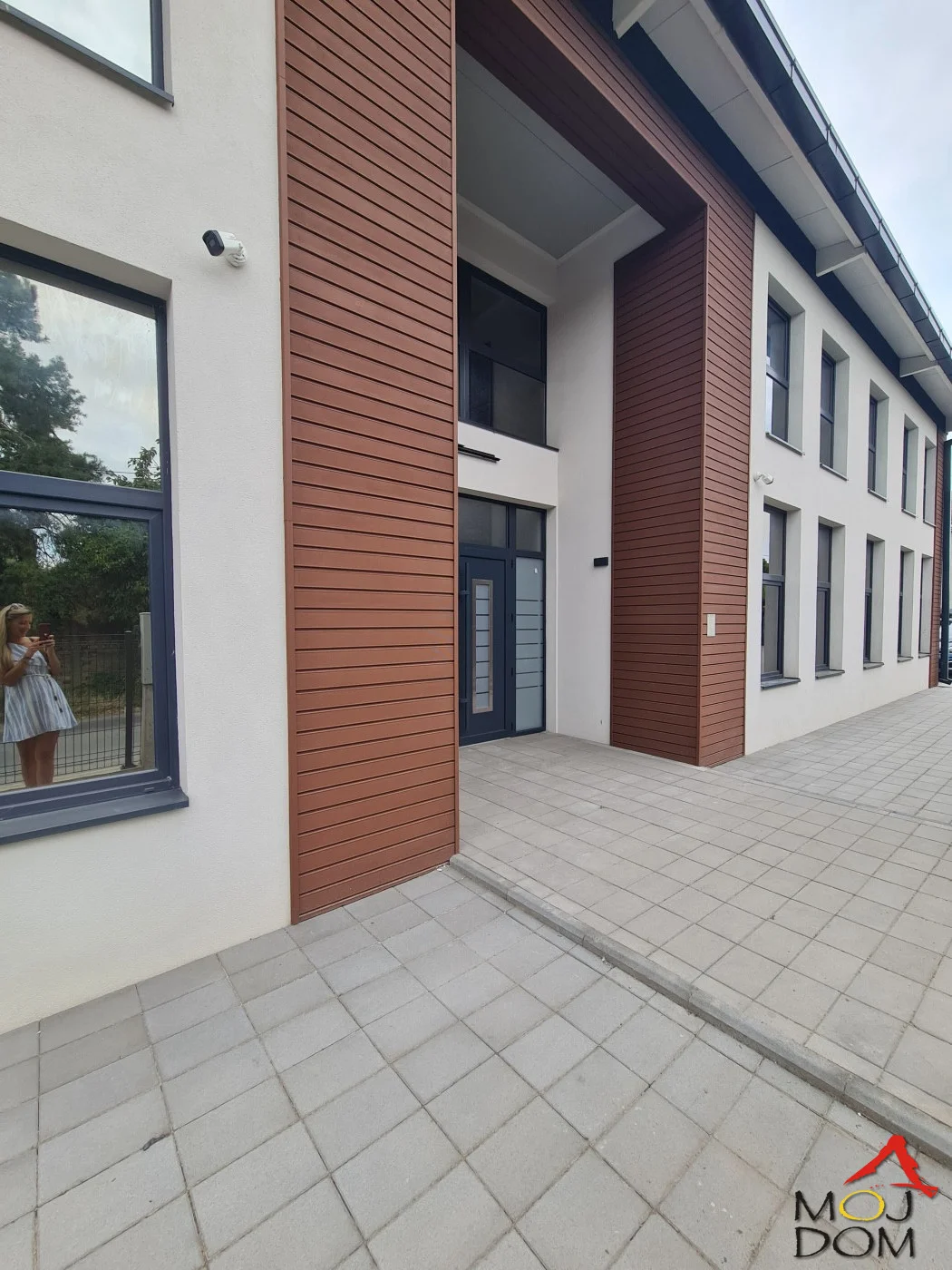 Izdaje se potpuno nov poslovni objekat na uređenoj i ograđenoj parceli površine 2.197 m², projektovan i opremljen za savremeno poslovanje i momentalno useljenje. Zahvaljujući kvalitetnoj infrastrukturi, energetski efikasnim sistemima i mogućnos