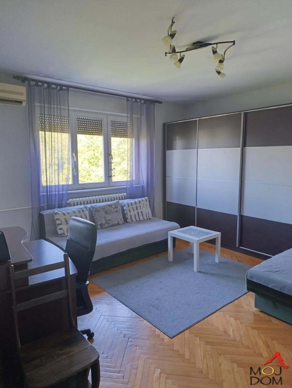 Izdaje se lep, funkcionalan jednosoban stan na Novom Naselju, idealan za jednu ili dve osobe. Stan poseduje odvojenu kuhinju, potpuno je opremljen svim neophodnim elementima za ugodan i bezbrižan život.

Nalazi se na 5. spratu stambene zgrade bez l