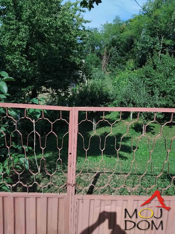 Na prodaju ograđen plac površine 786 m², smešten u vikend zoni u mirnom i prirodom okruženom kraju, svega 300 metara udaljen od glavnog puta koji vodi ka gradu.. Pristupni put je  asfaltiran i potpuno je prohodan tokom cele godine, uključujući