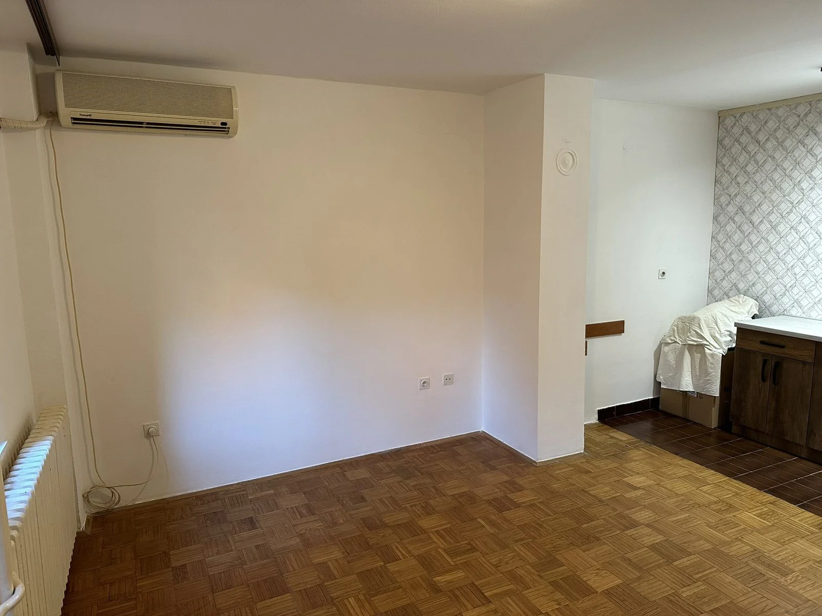 <p>Novi Sad-odlična garsonjera na 1.sprau ukupne površine 29m2(uknjižena na 27m2)+5m2 na tavanu (zajednicki tavan sa 
