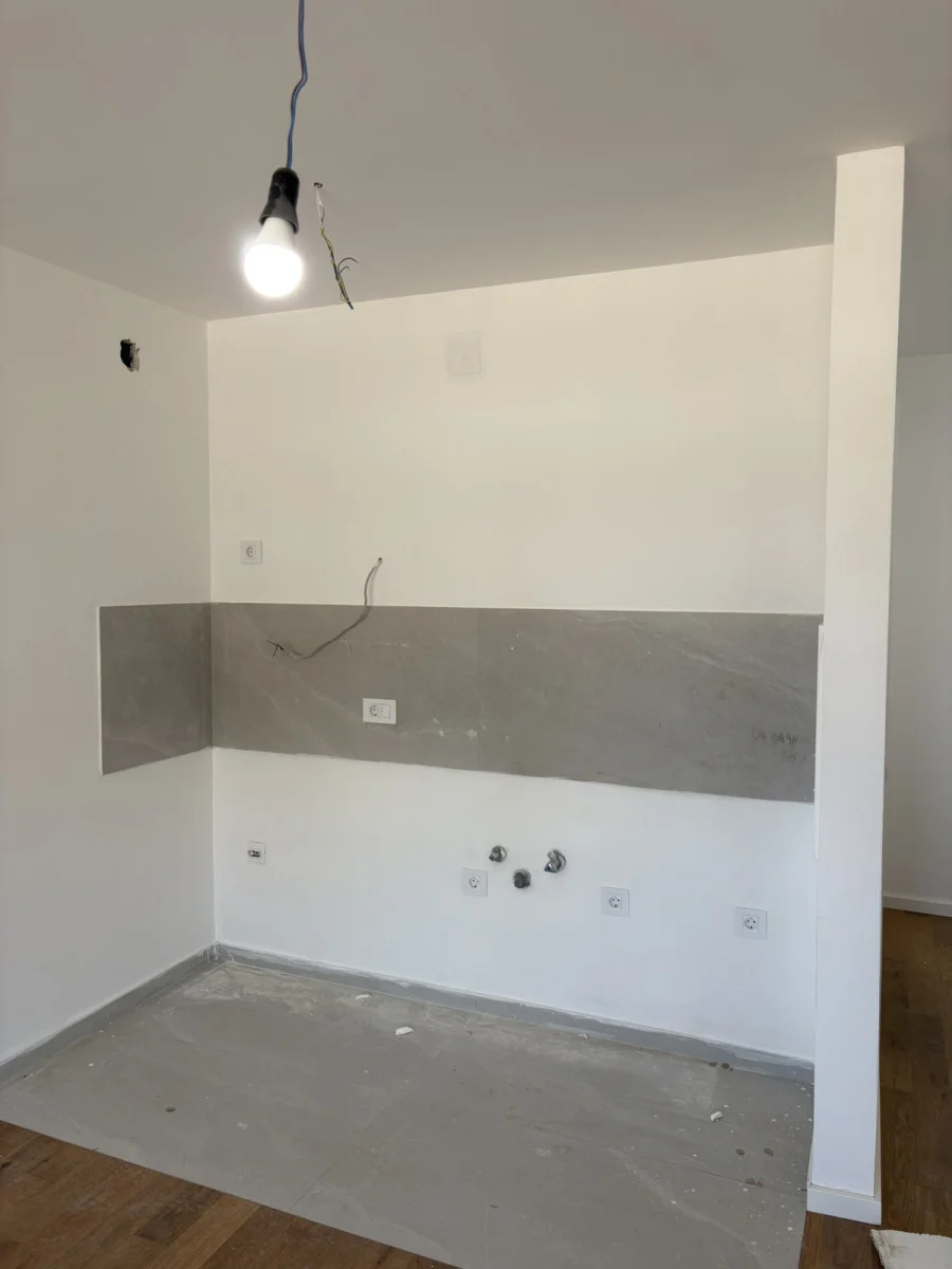 Na prodaju garsonjera u novoj zgradi na Novom Naselju, u blzini vrtića - preko puta, osnovne škole (700m), marketa, pi