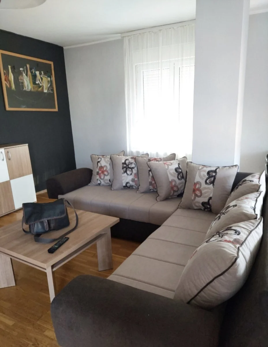 Novi Sad, Nova Detlinara, Komforan, svetao stan, površine 76m2, na 6.spratu na&nbsp; redovnoj etaži. Stan ima dve pros