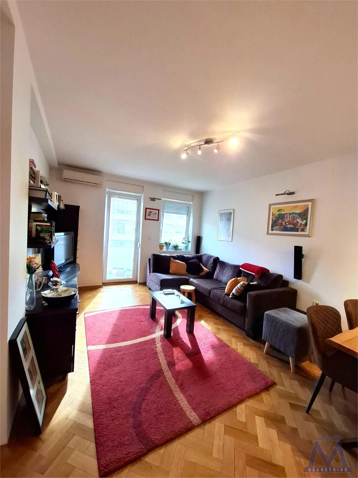 Novi Sad - Nova detelinara, prodaje se dvosoban stan od 50m2, lift, terasa, uknjižen. 

Svetao dvosoban stan sa terasom, ulično orijentisan. Sastoji se od pretsoblja, velikog dnevnog boravka sa trpezarijom i izlazom na terasu. Odvojena kuhinja sa p