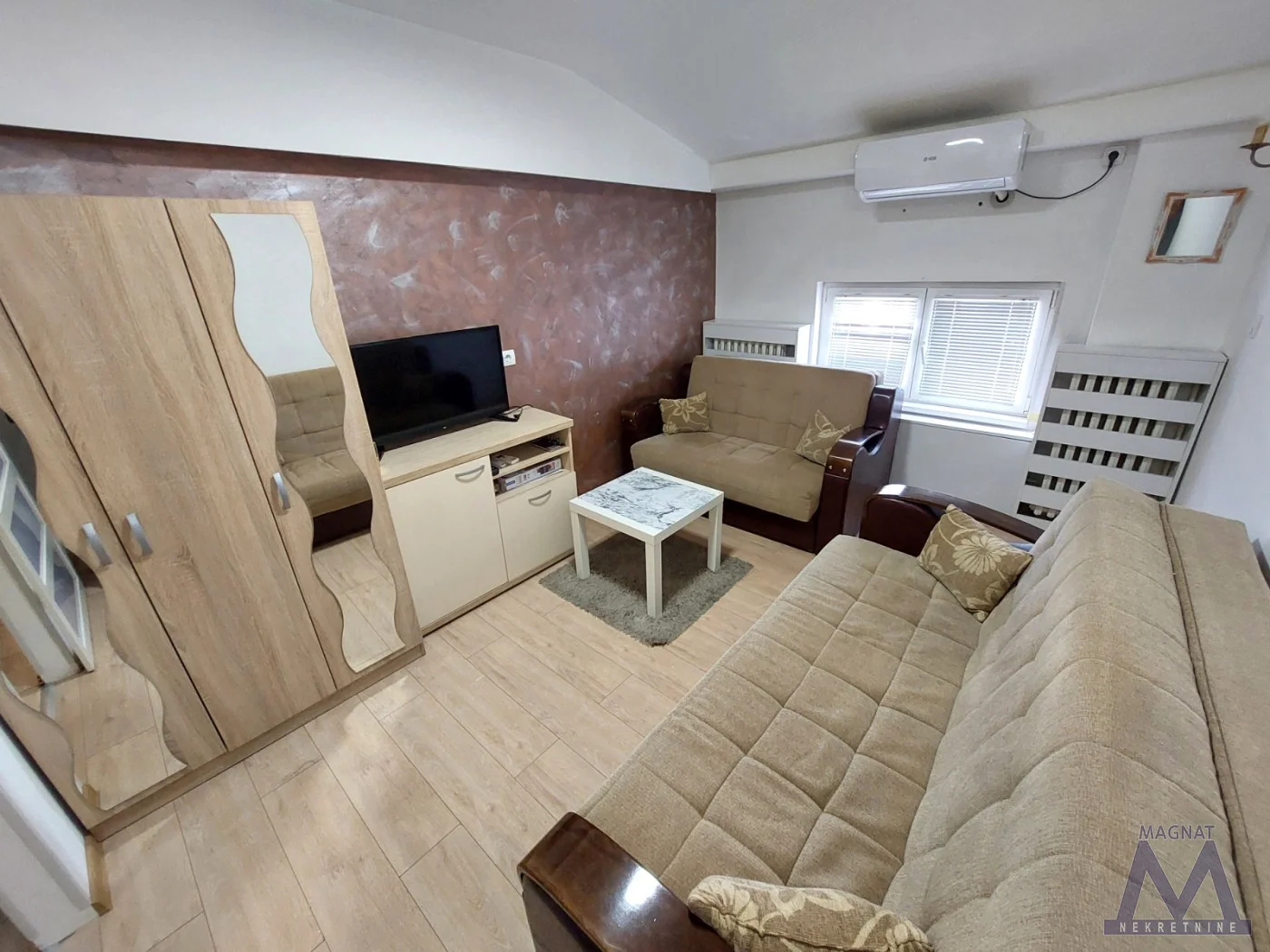 Novi Sad - centar kod Pupinove palate, prodaje se dvoiposoban stan od 52m2, useljiv, uknjižen.
Stan se sastoji od hodnika, dnevne sobe, kuhinje sa trpezarijom, dve spavaće sobe i kupatila. 

Prodaje se kompletno namešten, trenutno je pod zakupom i