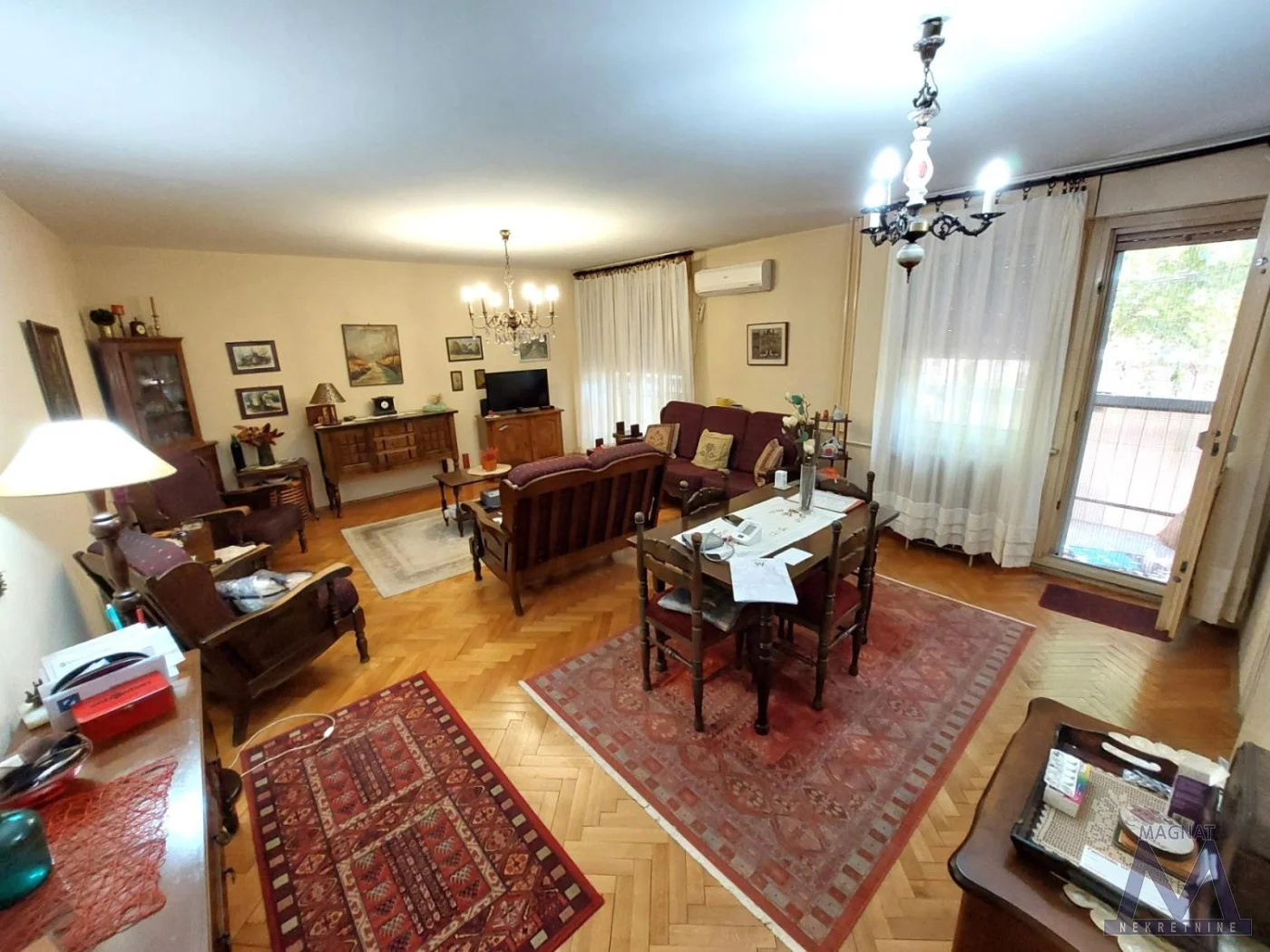 Novi Sad - Liman 3, prodaje se dvoiposoban stan od 78m2, prvi sprat, uknjižen.
Stan se sastoji od hodnika, velike dnevne sobe sa trpezarijom, odvojene kuhinje, dve spavaće sobe, kupatila i terase. 
Nalazi se na odličnoj lokaciji, blizu škole i vr