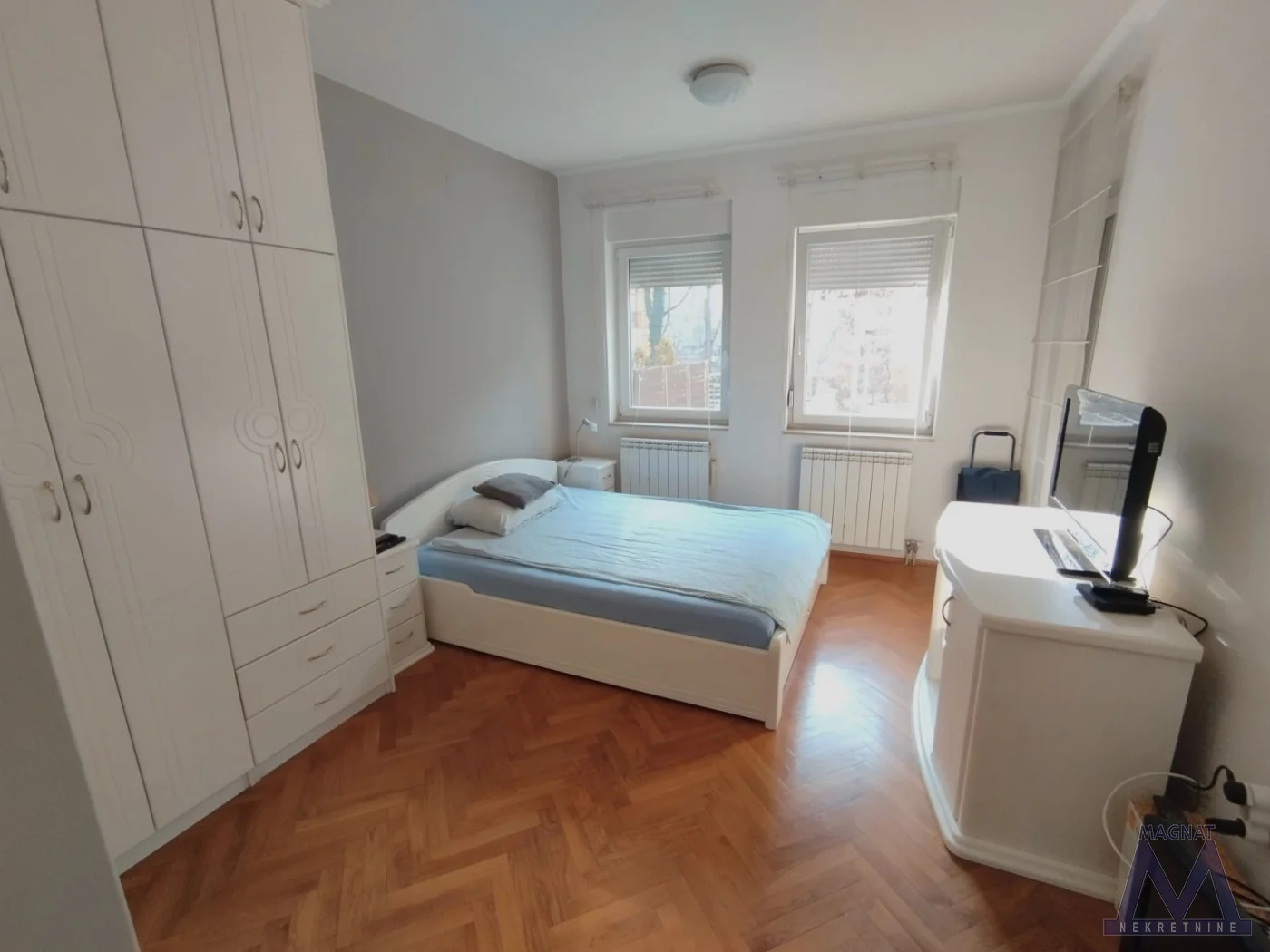 Novi Sad -Liman 2, prodaje se noviji trosoban stan od 77m2, uknjižen, useljiv.
Stan ima odličan raspored, sastoji se od hodnika, dnevne sobe sa trpezarijom, kuhinje, dve spavaće sobe, dva kupatila i terase.
Nalazi se na izuzetnoj lokaciji, kvalite