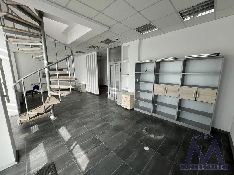 Novi Sad, Centar. IZDAJE SE ULIČNI LOKAL NA DVA NIVOA (90+90M2), NA ATRAKTIVNOJ LOKACIJI! Prizemni deo lokala je površine 90m2 i sastoji se iz dve kancelarije, kuhinje i toaleta (odvojeni muški i ženski). Galerija je takođe površine od 90m2 i O