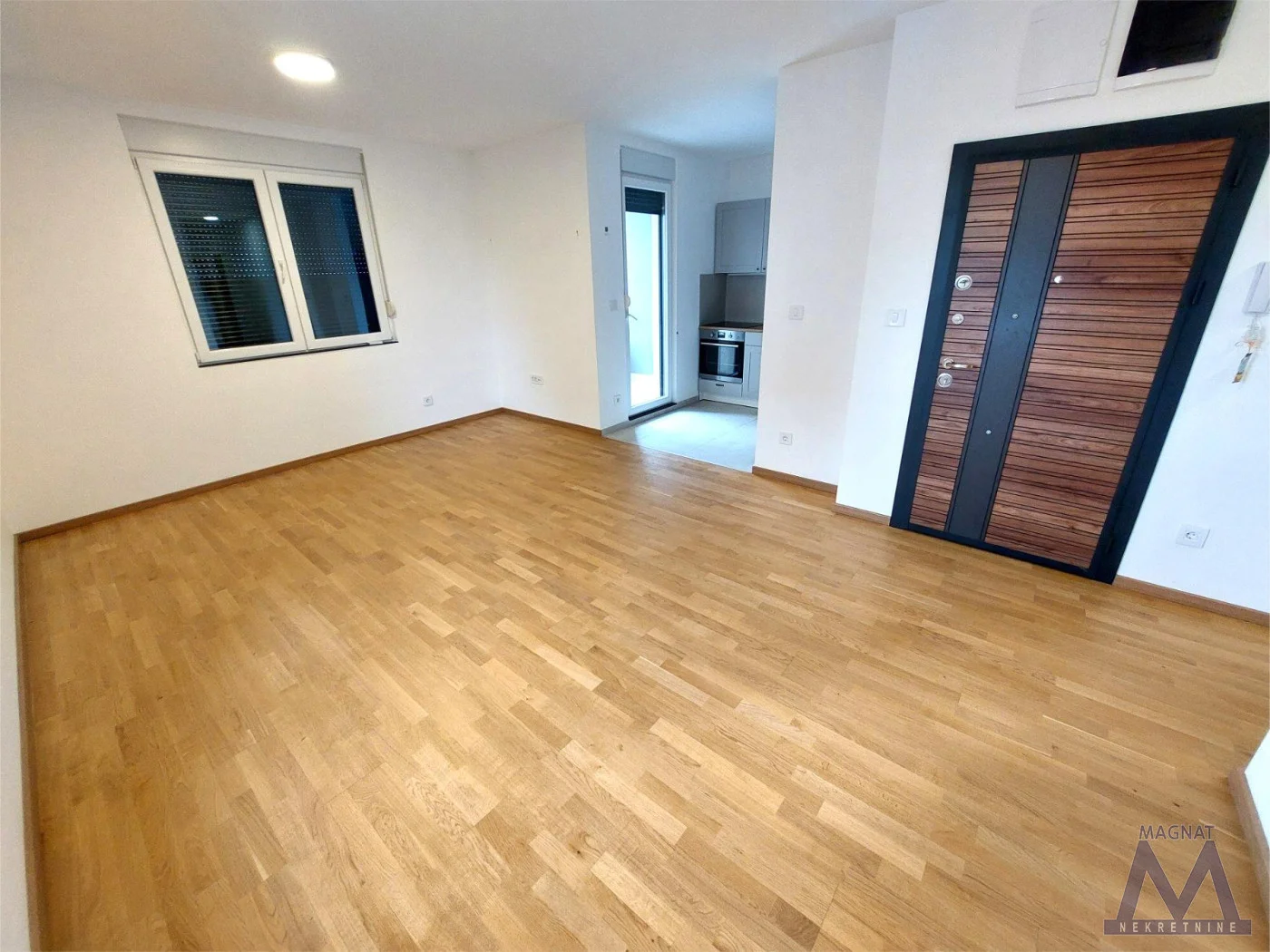 Petrovaradin - Alibegovac, naselje " Hollywood Hill " - izdaje se nov četvorosoban stan od 80m2 sa parking mestom ispred zgrade. 
Stan se izdaje prazan sa kuhinjom opremljenom belom tehnikom i dve klime.
Sastoji se od hodnika, dnevne sobe, kuhinje, 