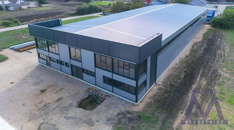 Inđija, u industrijskoj zoni  uz autoput,izdaje se hala ukupne površine 1612m2, od toga 312m2 predviđeno je za kancelarijski prostor (prizemlje i galerija).
Hala je pogodna za razne delatnosti (proizvodni prostor ili magacin).
Visina hala je 8m.
H