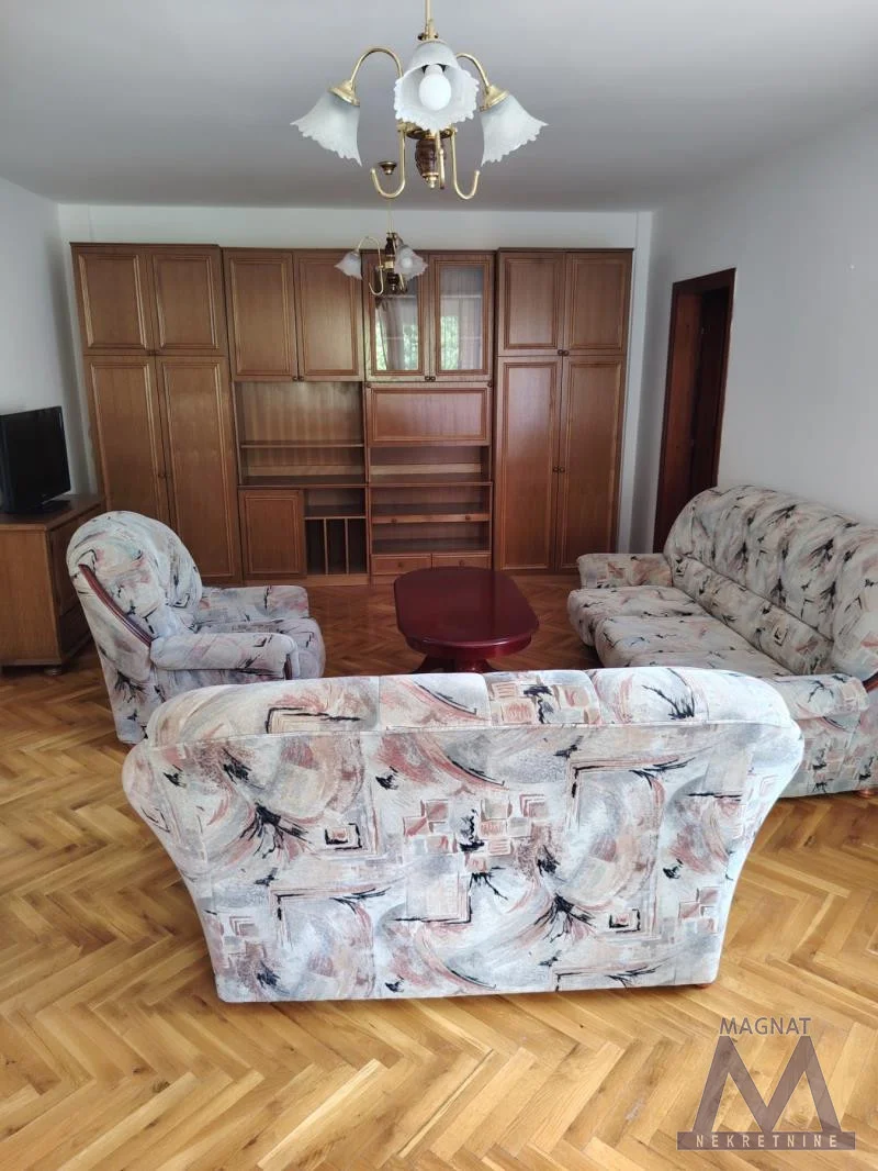 Novi Sad, na Novoj Detelinari odmah useljiv, namešten komforan trosoban stan od 90m2. Nalazi se na drugom spratu, dvorišno orijentisan. Sastoji se od ulaznog predsoblja, velikog dnevnog boravka sa trpezarijskim delom, odvojene kuhinje, ostave, dve 