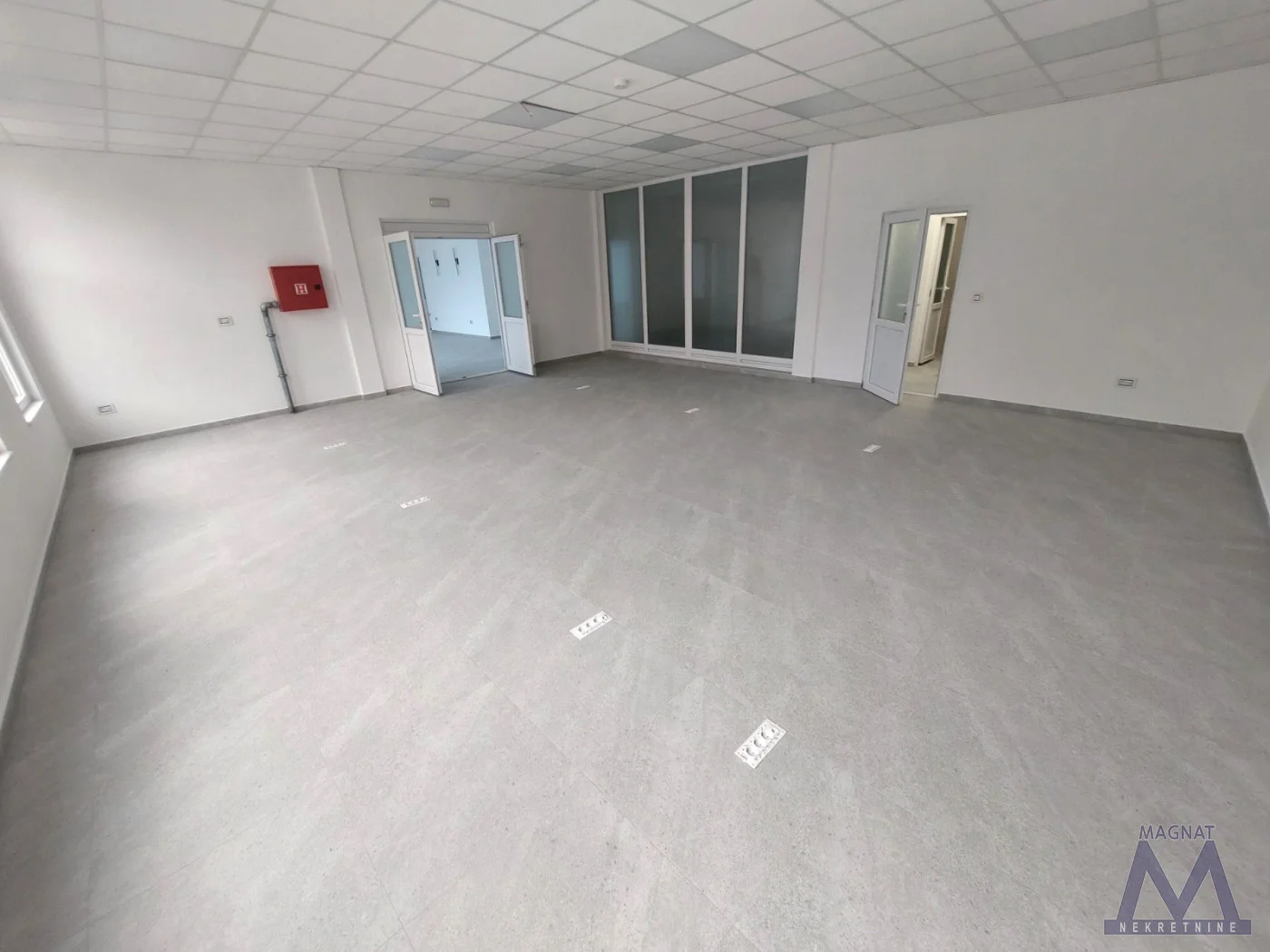 Novi Sad- Slana bara, izdaje se potpuno nov poslovni objekat na uređenoj i ograđenoj parceli površine 2.197 m², projektovan i opremljen za savremeno poslovanje i momentalno useljenje. Zahvaljujući kvalitetnoj infrastrukturi, energetski efikasnim