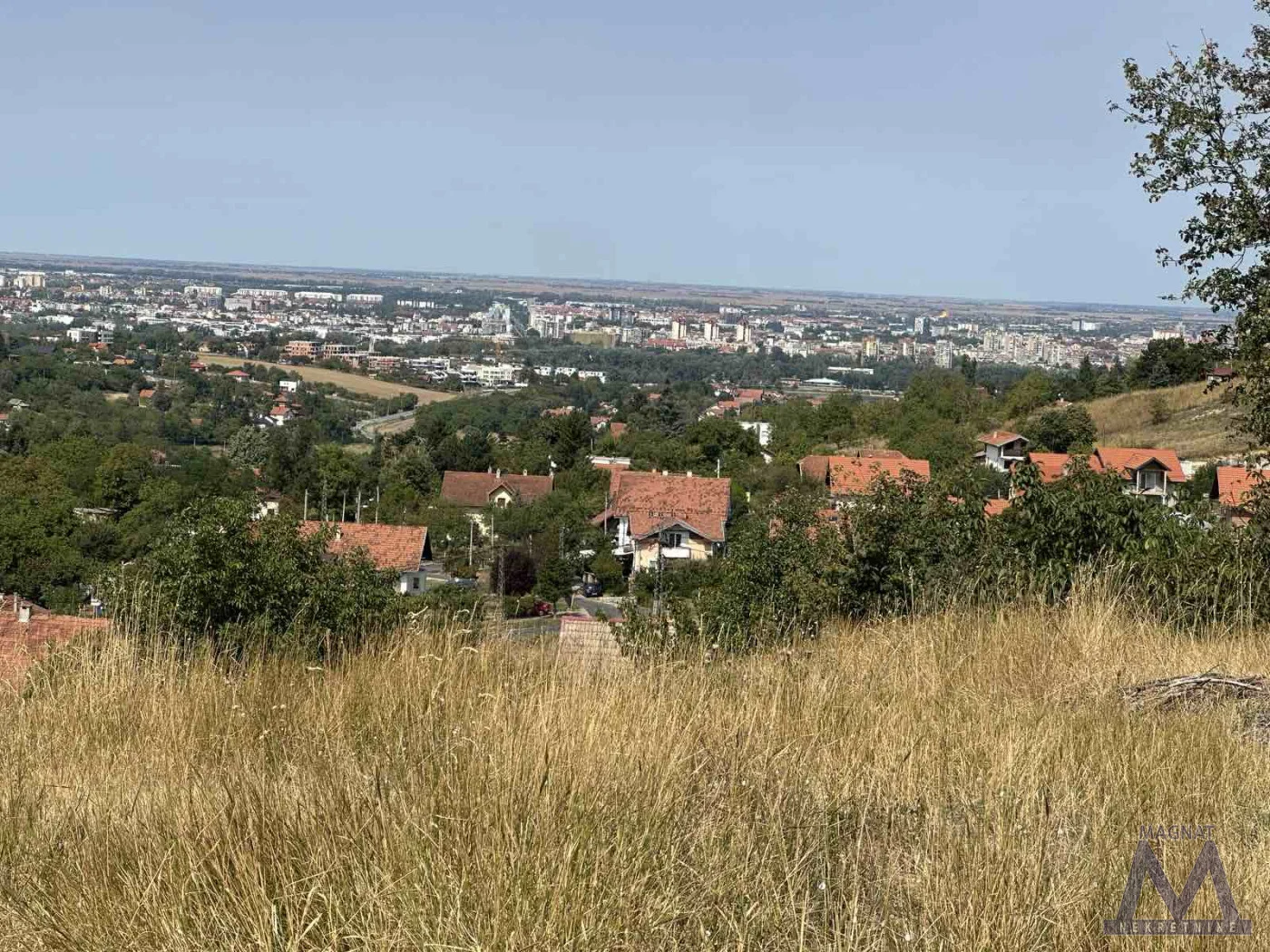 Sremska Kamenica - Čardak, prodaje se građevinski plac od 2366m2 sa lepim pogledom na grad i Frušku goru. 
Nalazi se na odličnoj lokaciji, asfalt do placa, sva infrastruktura je dostupna.

Nalazi se u zoni porodičnog stanovanja, dozvoljena je gr