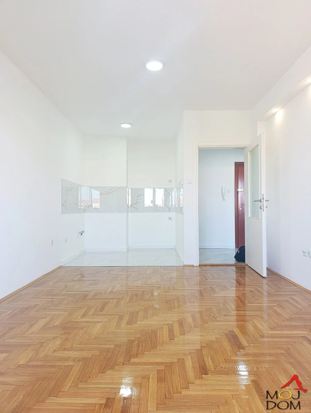 

Predstavljamo vam potpuno renoviran, svetao i funkcionalan stan površine 45 m², smešten na jednoj od najtraženijih lokacija u Novom Sadu – Novoj Detelinari. U neposrednoj blizini nalaze se marketi, škole, vrtići, gradski prevoz i svi