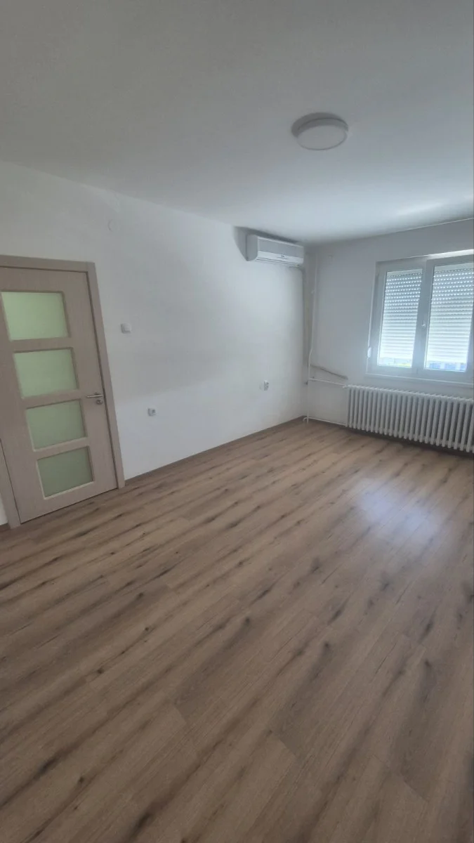NOVI SAD. SAJAM. DVOSOBAN STAN.RENOVIRAN STAN. UZ STAN IDE I PODRUM 4M2.VELIKI PARKING ISPRED ZGRADE(Svet nekretnine, No
